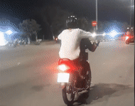 Đà Nẵng: Nam thanh niên điều khiển xe trên đường bằng 2 chân
