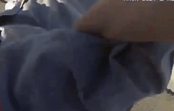 Cảnh sát cứu người đàn ông ngồi xe lăn khỏi tàu đang lao tới