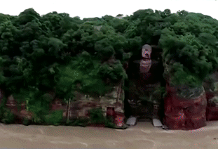 Lần đầu sau 70 năm lũ lên đến tượng Phật khổng lồ ở Trung Quốc