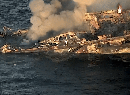 Siêu du thuyền hàng chục triệu euro bốc cháy ngùn ngụt