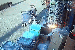 Tránh hai đứa trẻ, xe hơi lao thẳng vào cửa hàng