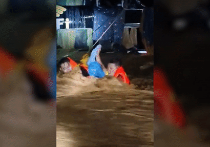 Trắng đêm cứu 20 người trên xe khách bị lũ cuốn trôi