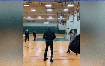 Ông Obama khoe kỹ năng bóng rổ khi cùng ông Biden tranh cử