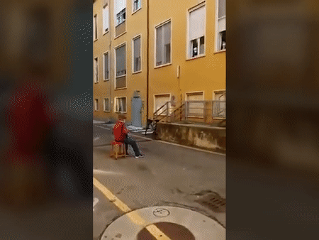 Lãng mạn cụ ông 81 tuổi chơi đàn tặng vợ bên ngoài bệnh viện