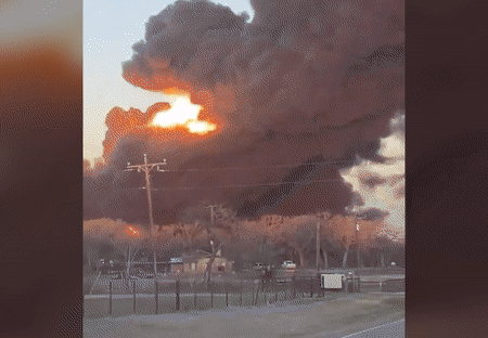 Video: Nổ lớn khi tàu hỏa đâm xe tải 18 bánh