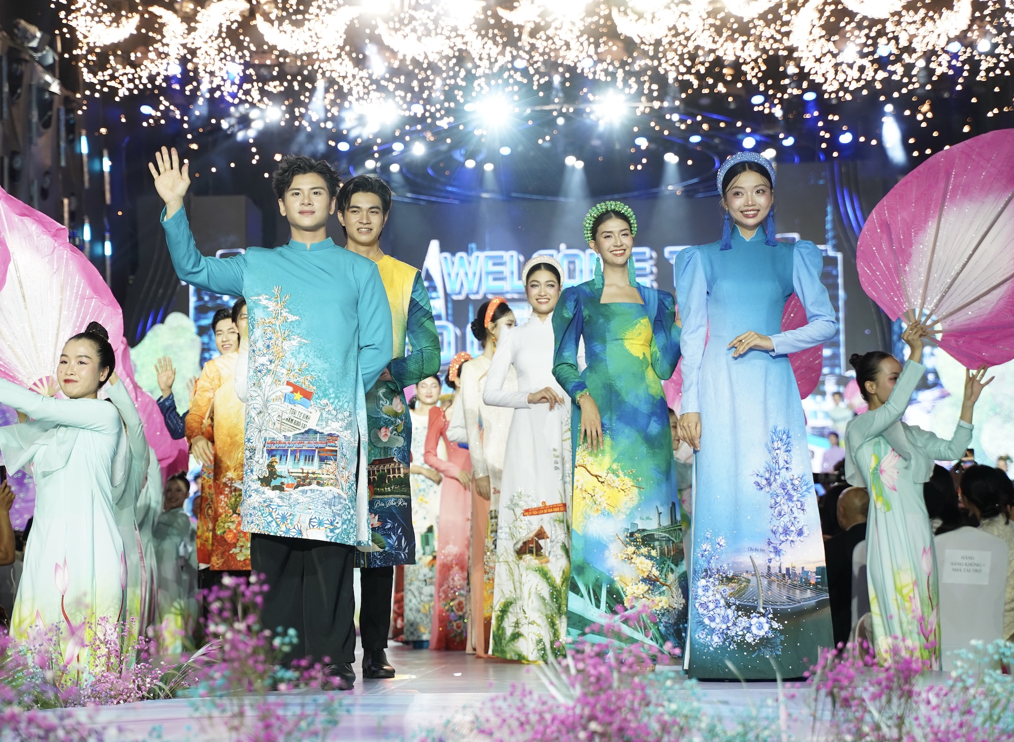 Sắc màu truyền thống bừng sáng đêm khai mạc Lễ hội Áo dài TP.HCM 2025