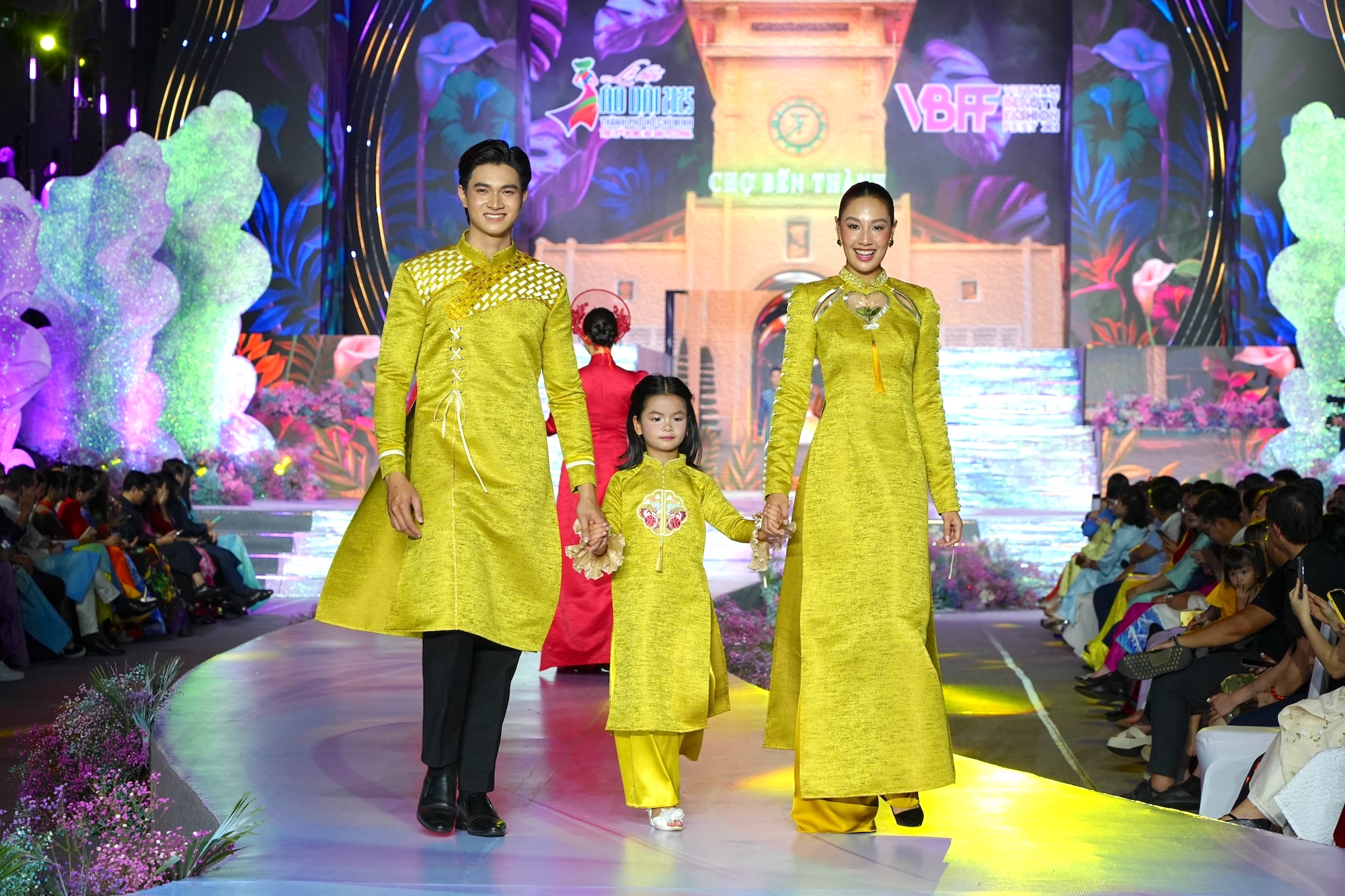 Lễ hội Áo dài TP.HCM 2025 qua chùm ảnh 'Sắc - Son' đầy ấn tượng