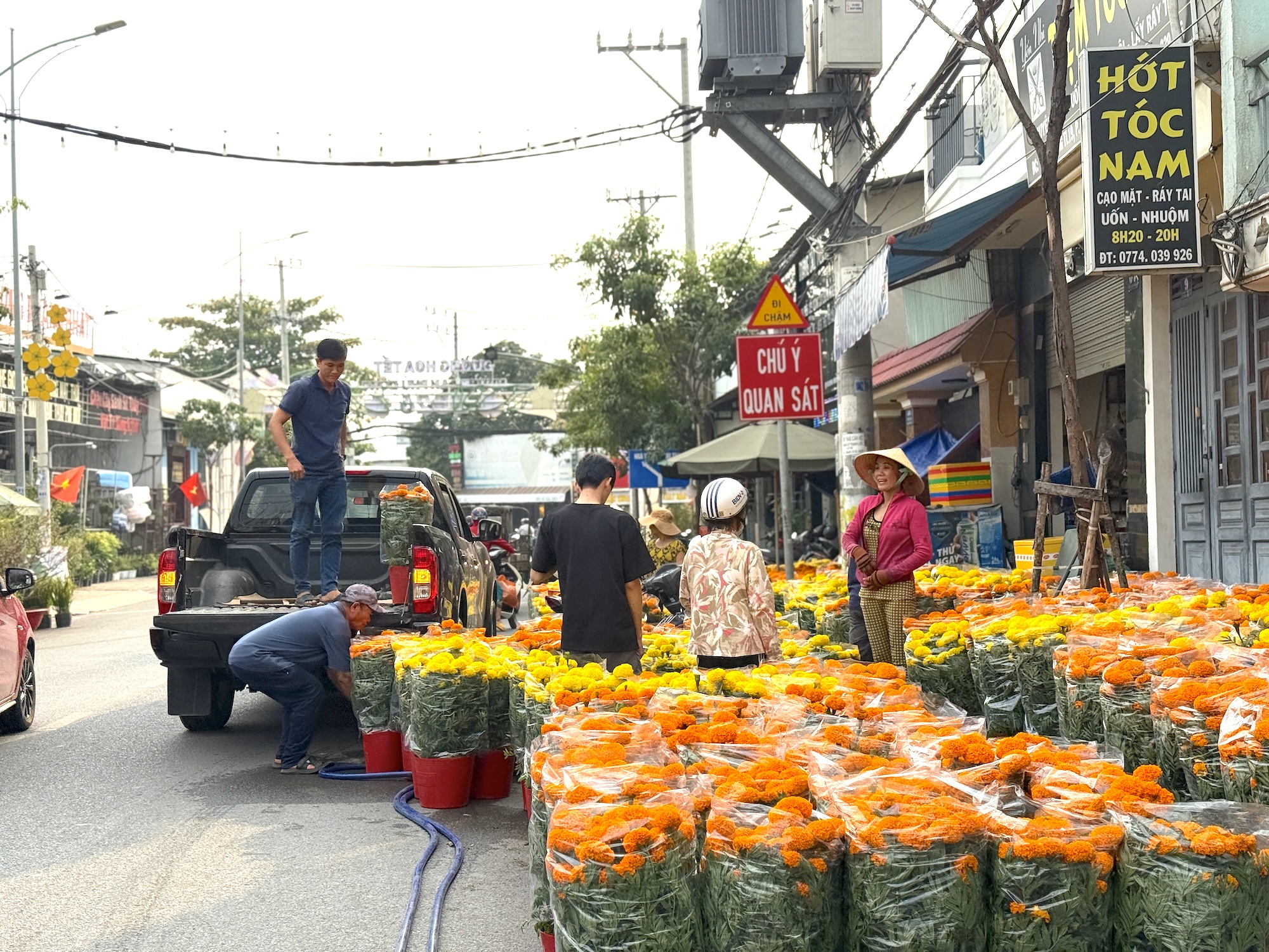 Chợ hoa tết TP.HCM: Phân khúc giá rẻ lên ngôi, mai bonsai hút khách