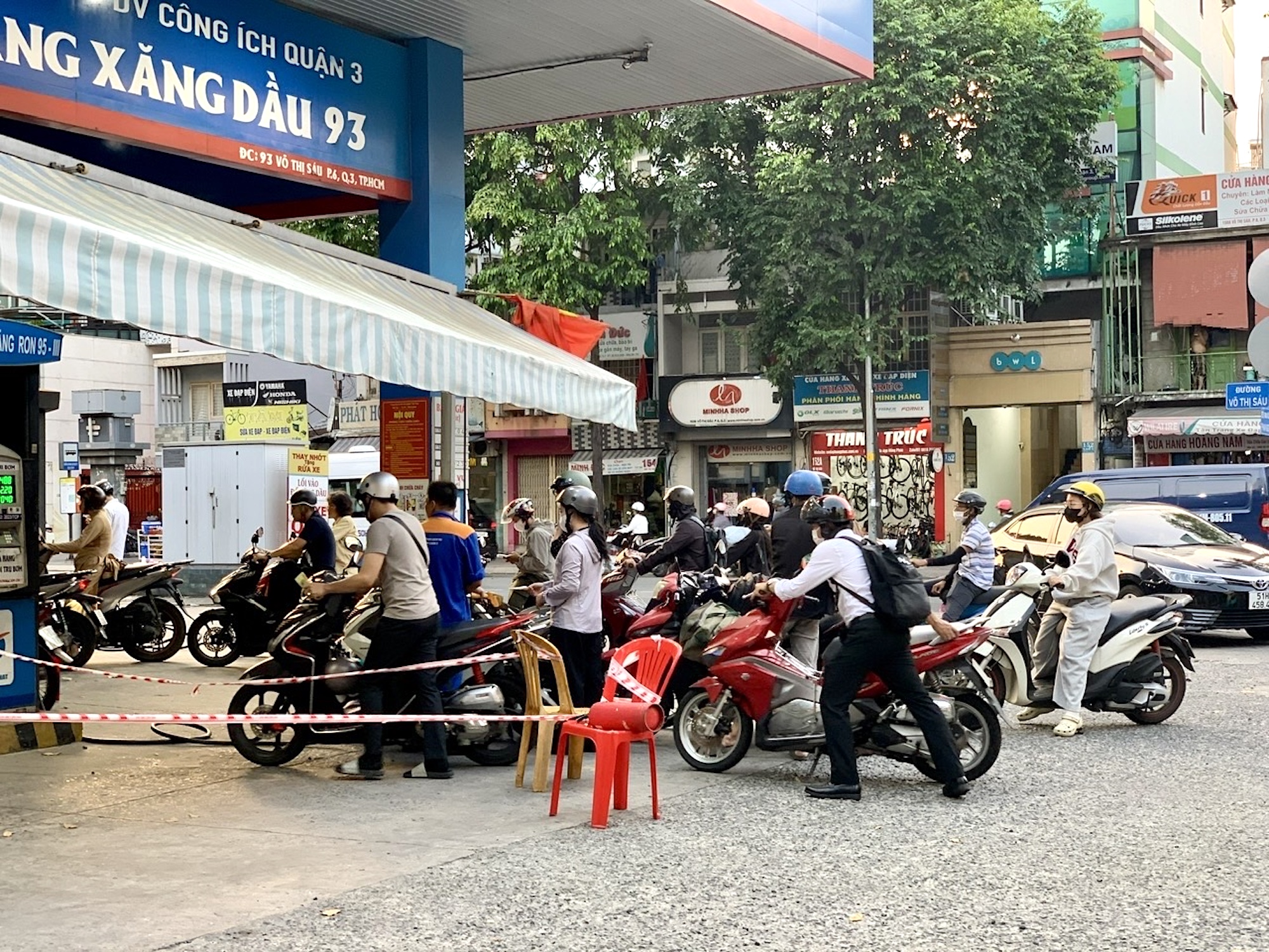 Giá xăng dầu tạm hạ nhiệt, nhà kinh doanh vẫn chờ quyết sách dài hơi