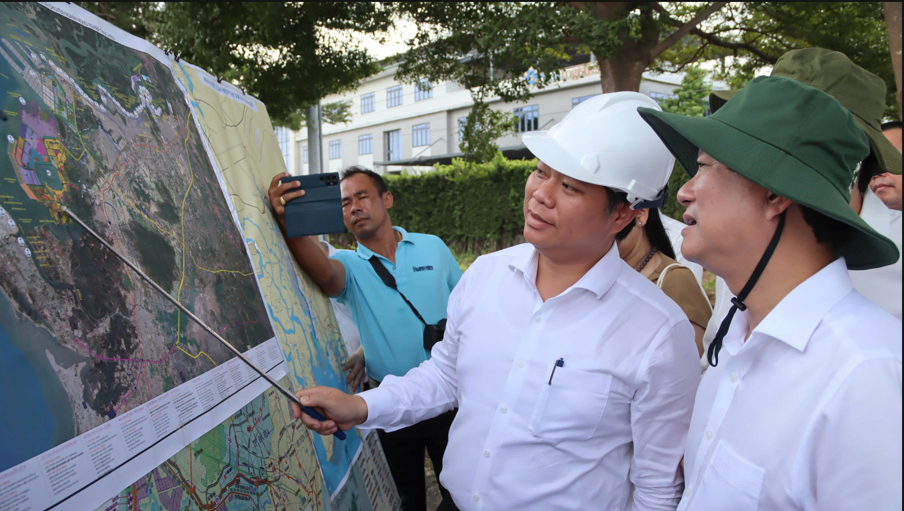 Ông Lê Văn Danh (bên trái ảnh) thông tin tới Chủ tịch HĐND TP Võ Văn Minh vị trí triển khai khu thương mại tự do gắn với cảng biển Cái Mép Hạ trong buổi khảo sát ngày 16-10 vừa qua. Ảnh: KHÁNH NAM