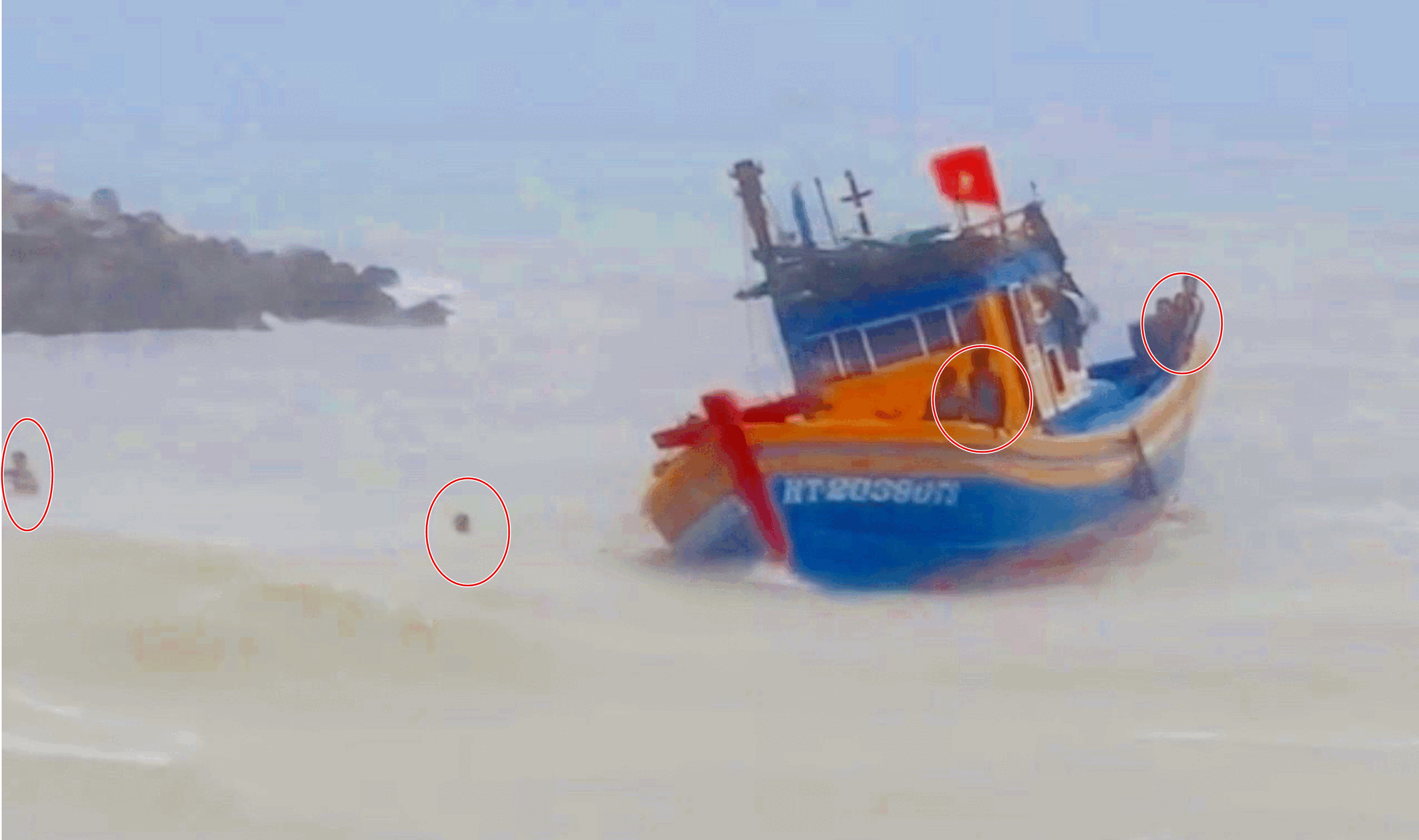 Tàu cá Hà Tĩnh bị chìm tại Bình Thuận, 9 thuyền viên bơi vào bờ 