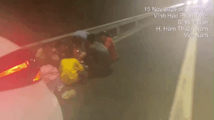 Sẽ tước bằng lái tài xế dừng xe trên dải dừng khẩn cấp cao tốc để 7 người ăn tối