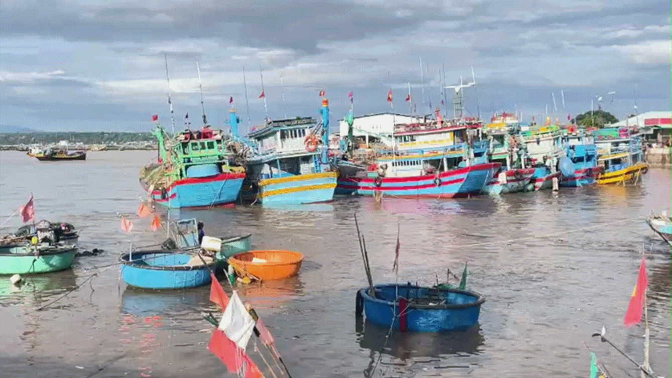 Cuộc đuổi bắt kịch tính để cứu 7 tàu cá bị nước lũ cuốn trôi trên sông Cà Ty