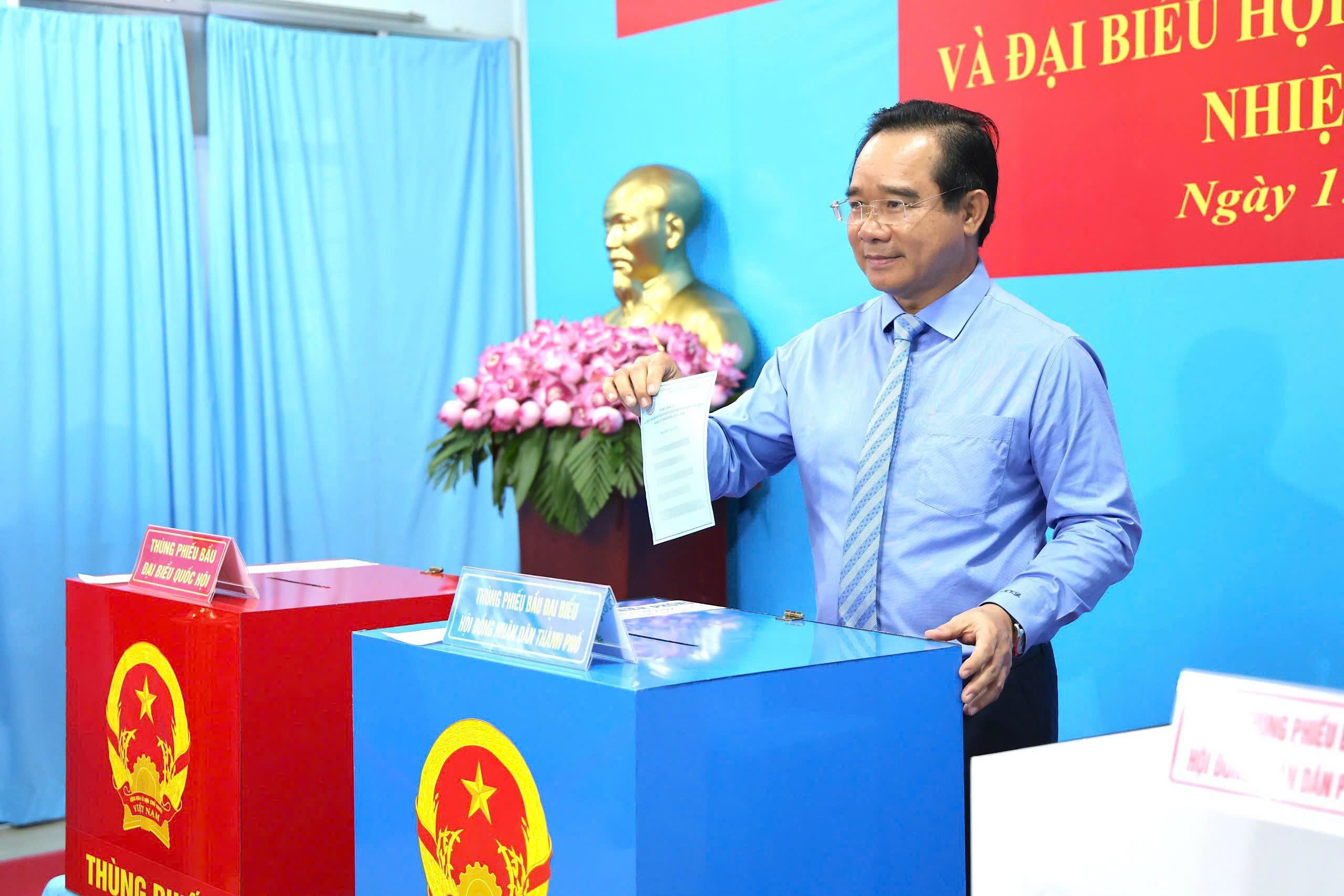 Chủ tịch UBND TP.HCM Nguyễn Văn Được và nguyên Thủ tướng Nguyễn Tấn Dũng bầu cử tại phường Xuân Hòa