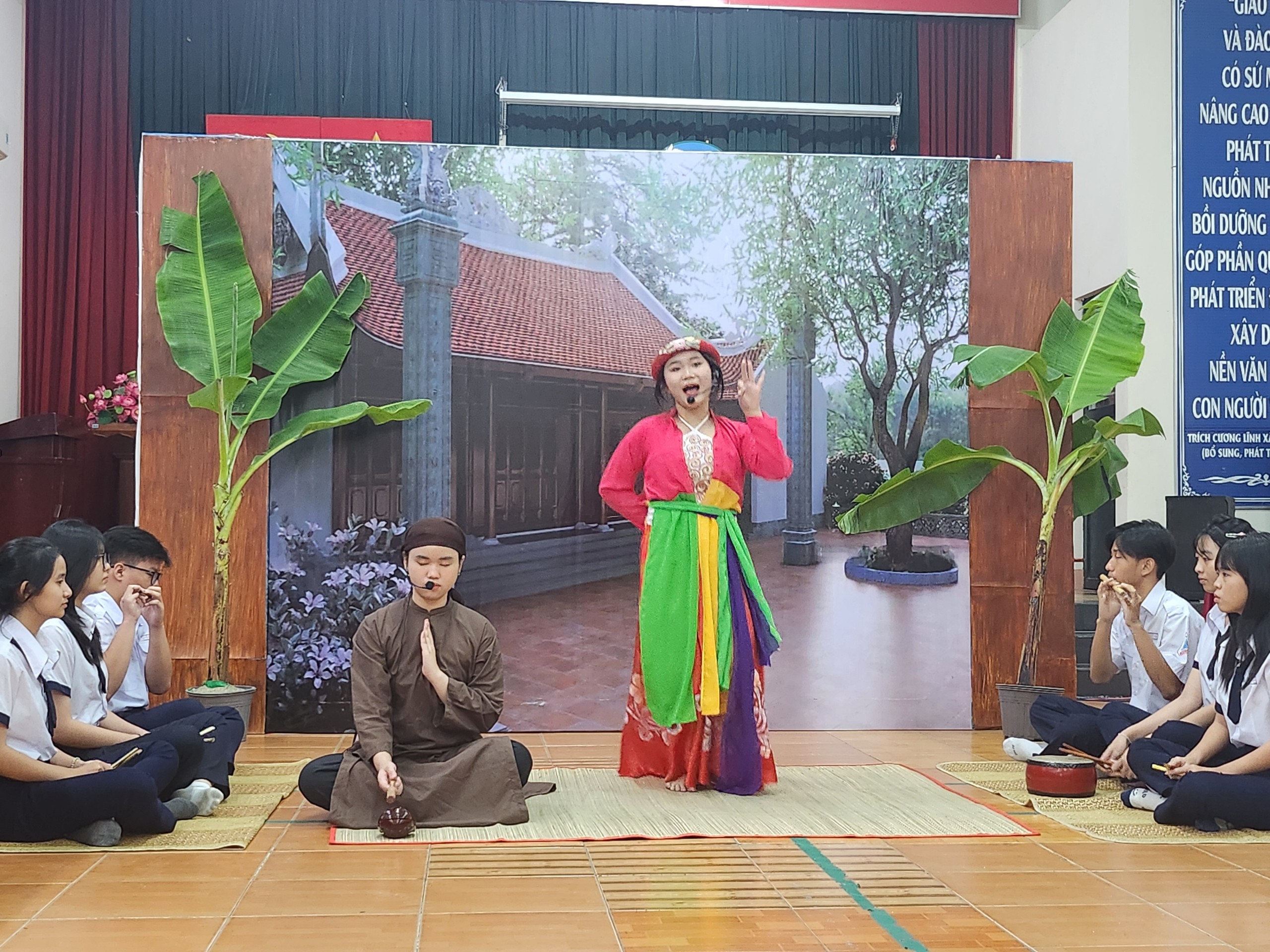 Học sinh hiểu về loại hình sân khấu truyền thống qua diễn chèo, múa rối nước