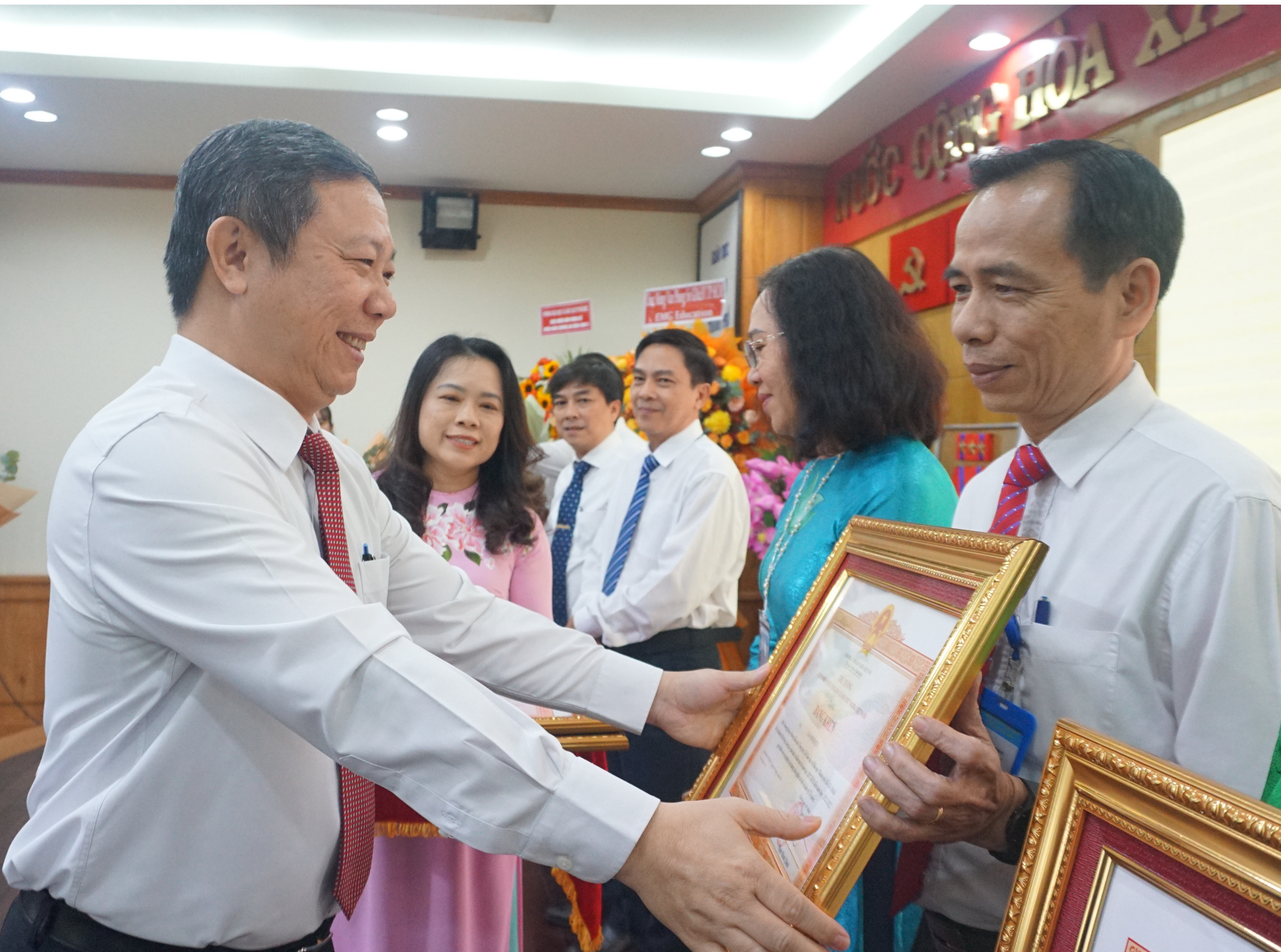 Trao Huân chương lao động hạng nhì cho Văn phòng Sở GD&ĐT TP.HCM