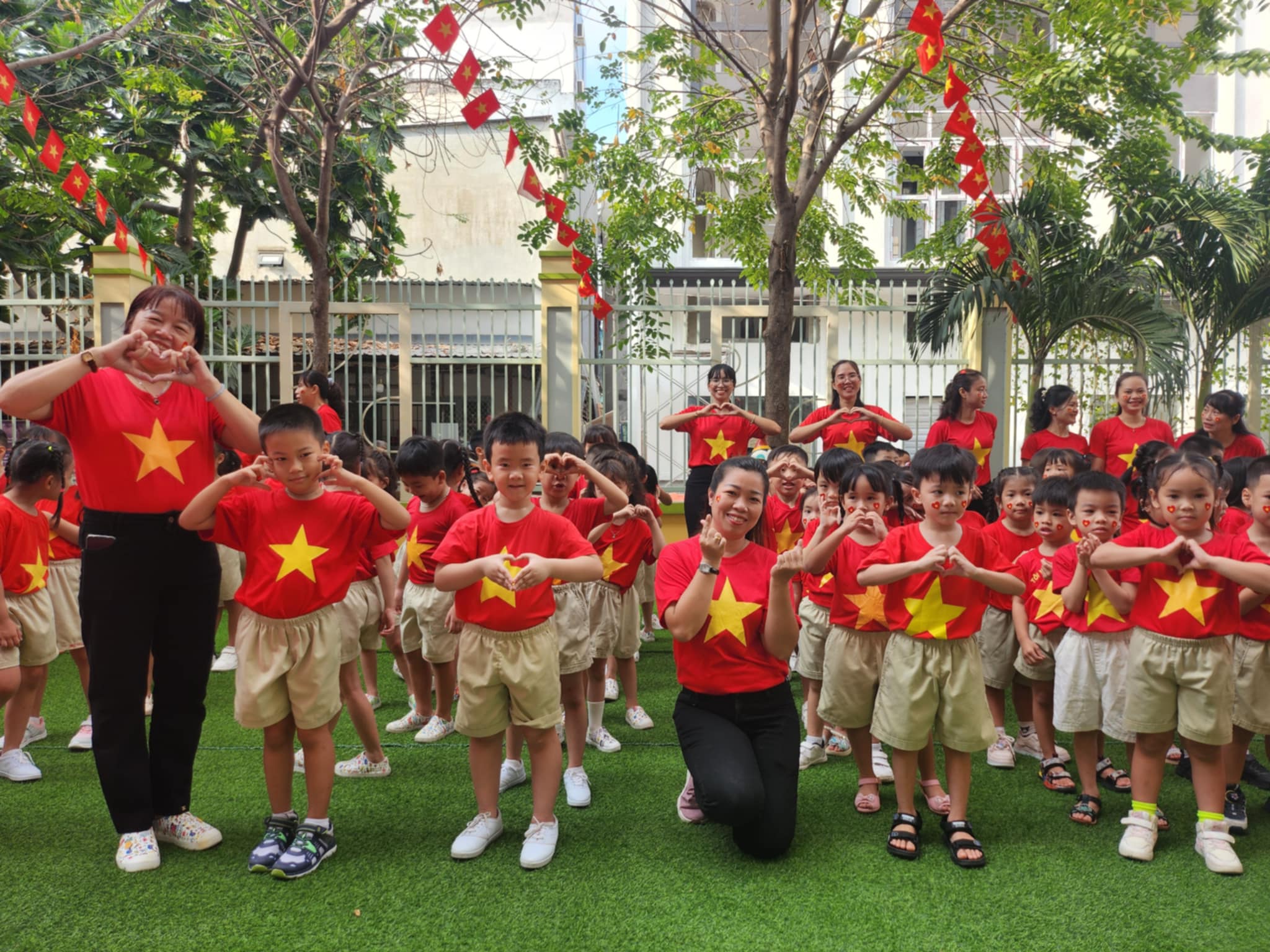 Sân trường rực sắc cờ đỏ sao vàng mừng đại lễ 30-4