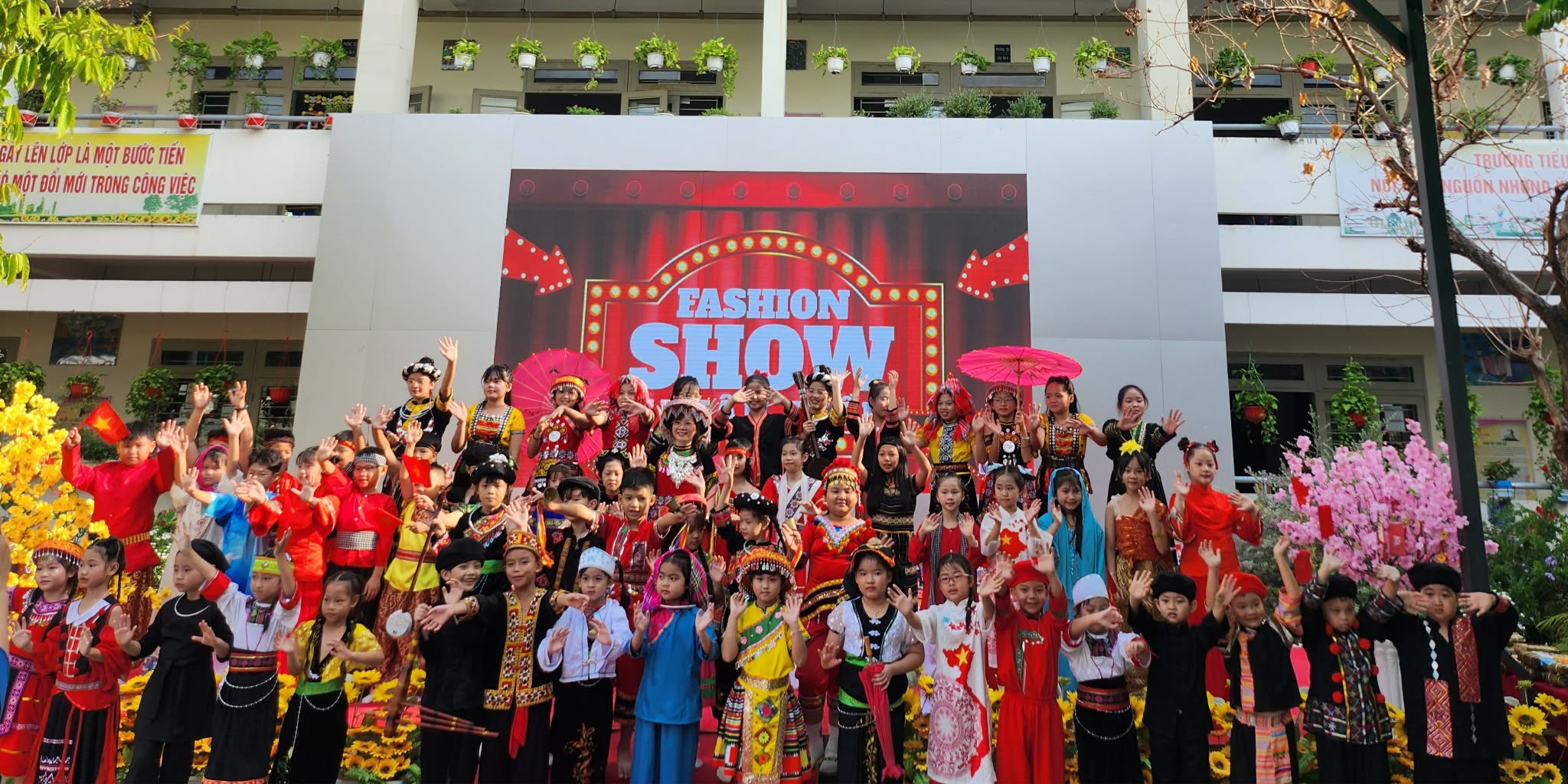 Rực rỡ trang phục dân tộc trong hội xuân của học sinh tiểu học TP.HCM