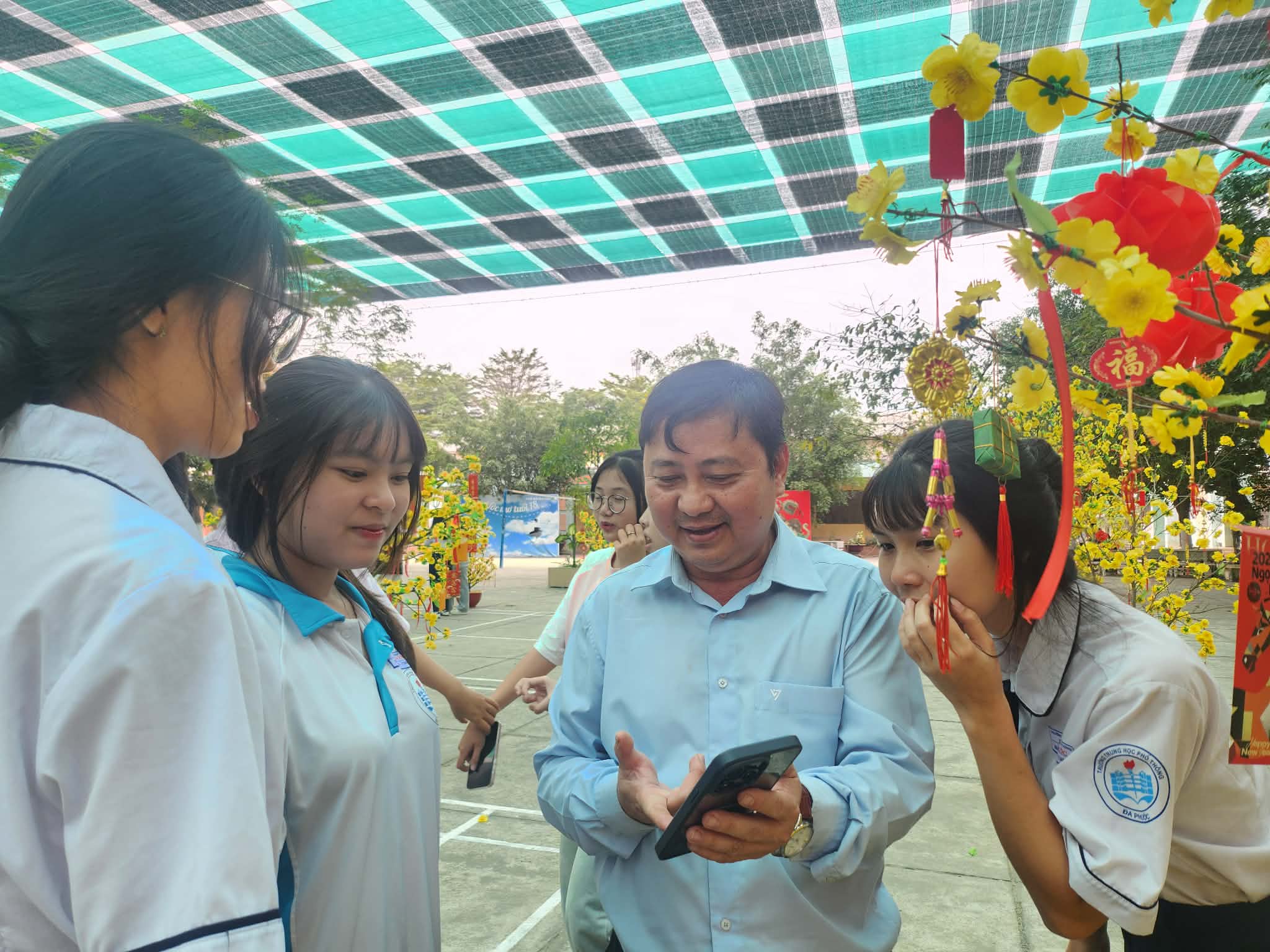 Chiếc tủ kính đặc biệt trong phòng thầy hiệu trưởng