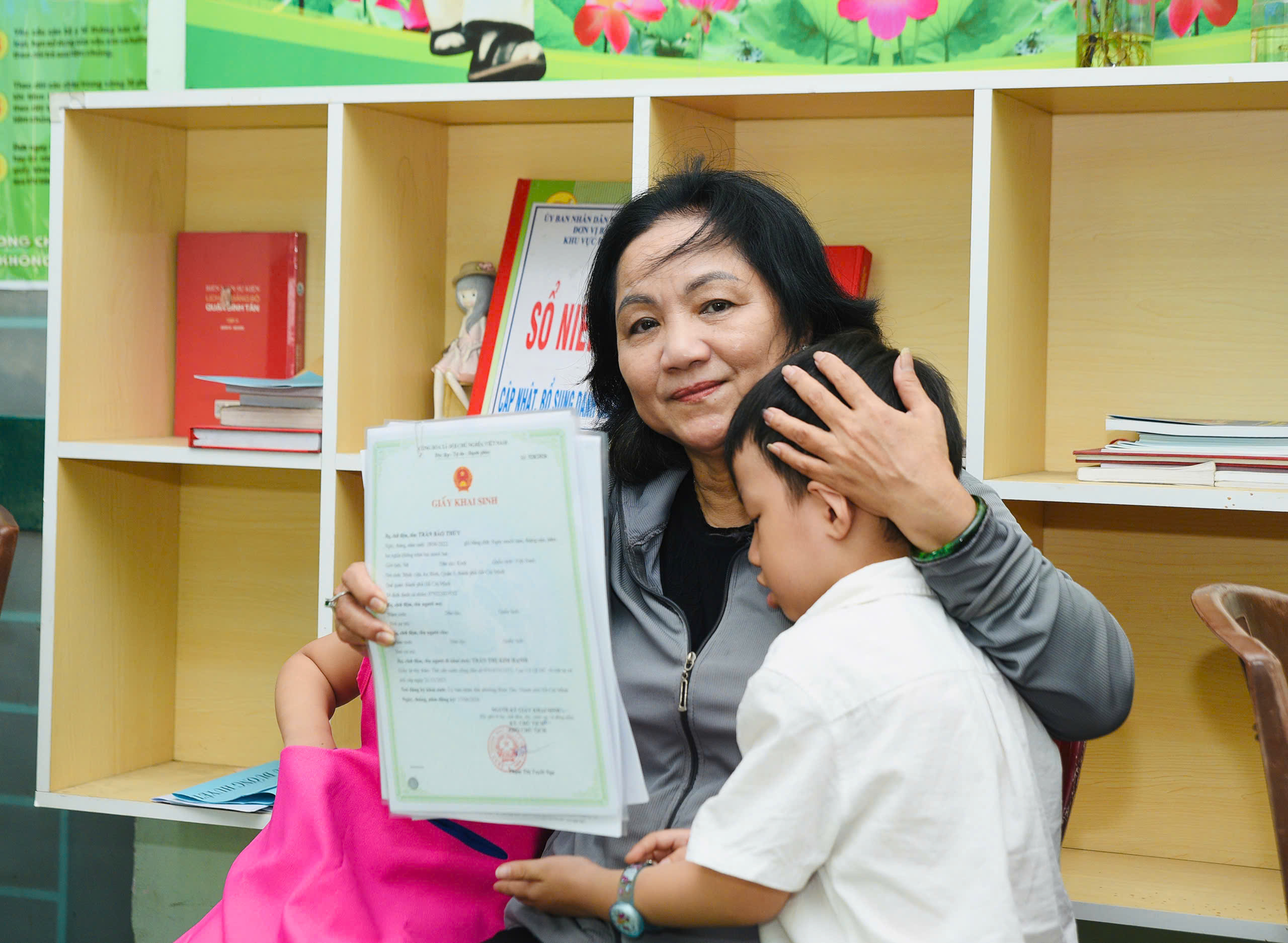 Những tờ giấy khai sinh mở cánh cửa tương lai cho từng phận người thiệt thòi