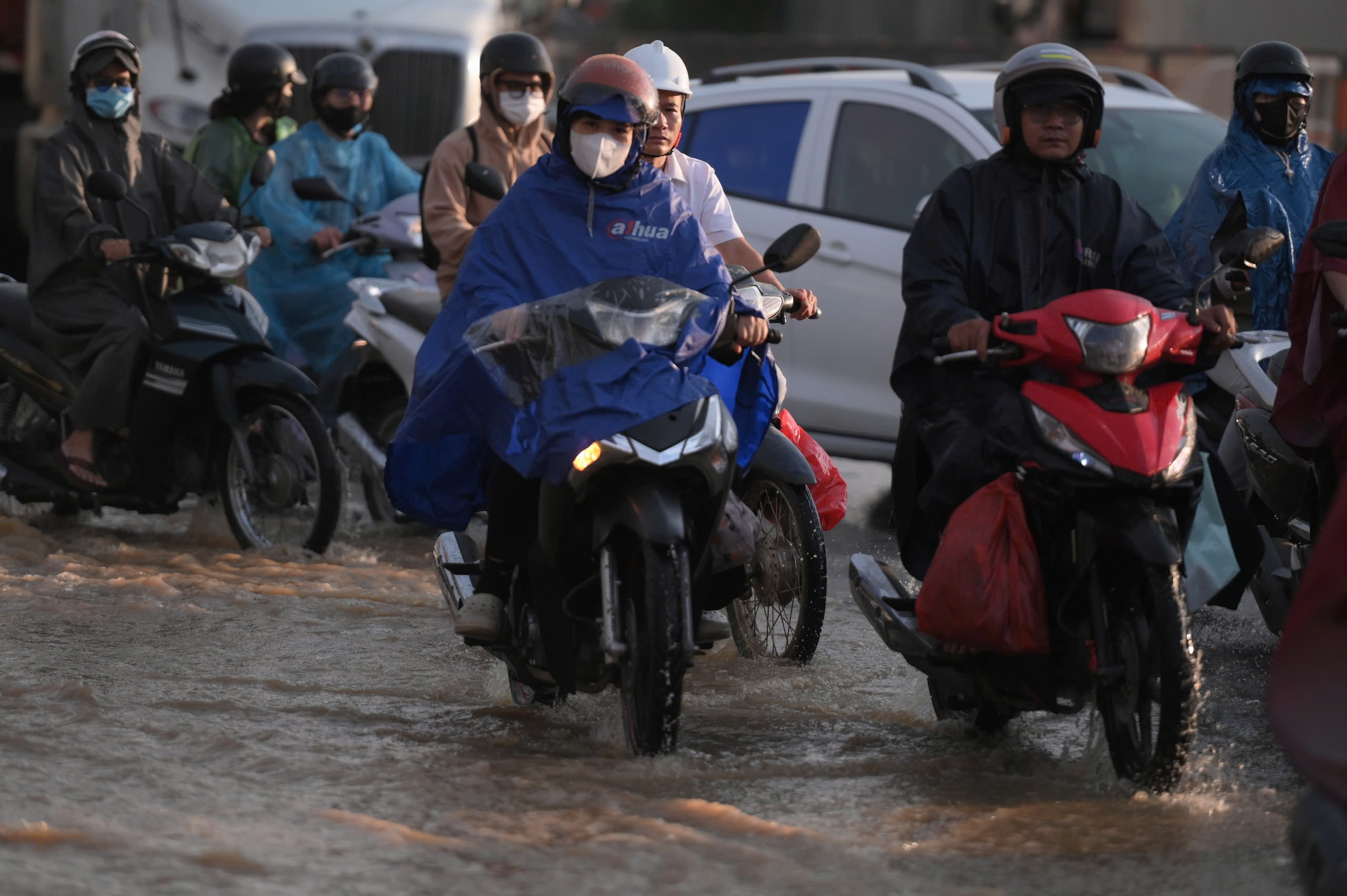 Cửa ngõ phía đông TP.HCM ùn ứ do cơn mưa lớn chiều nay