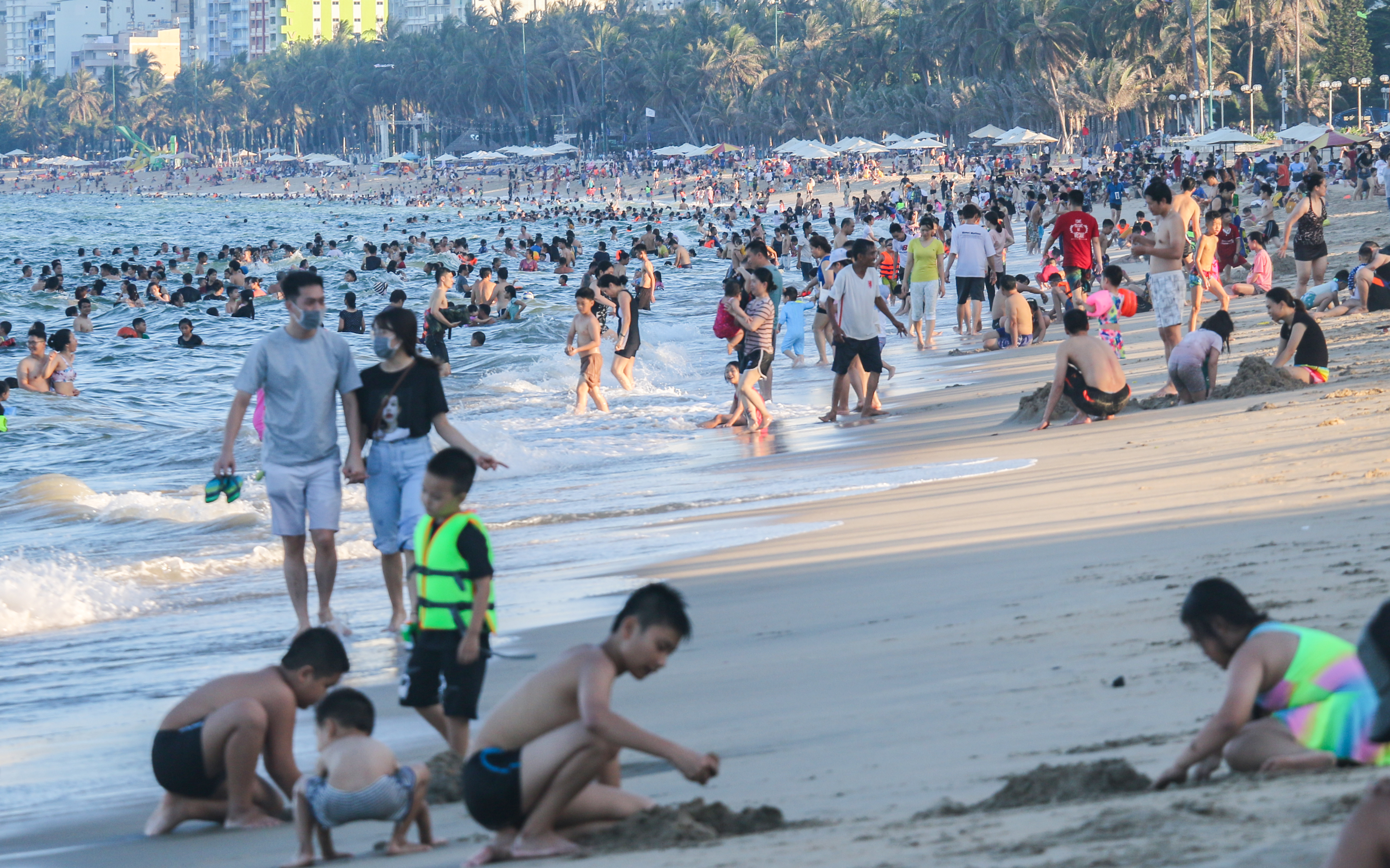 Bãi biển, bến tàu ở Nha Trang chật kín du khách