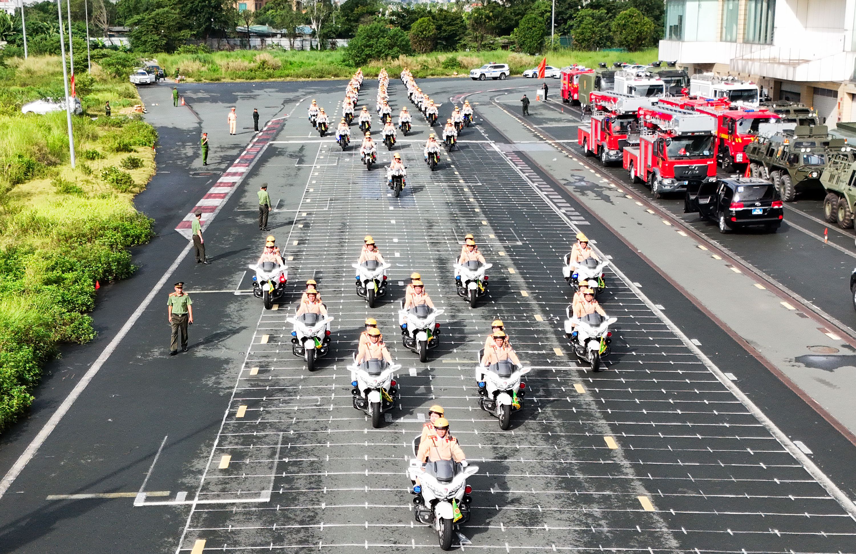 Hình ảnh ấn tượng của Công an Hà Nội trong buổi tổng hợp luyện sáng 1-8