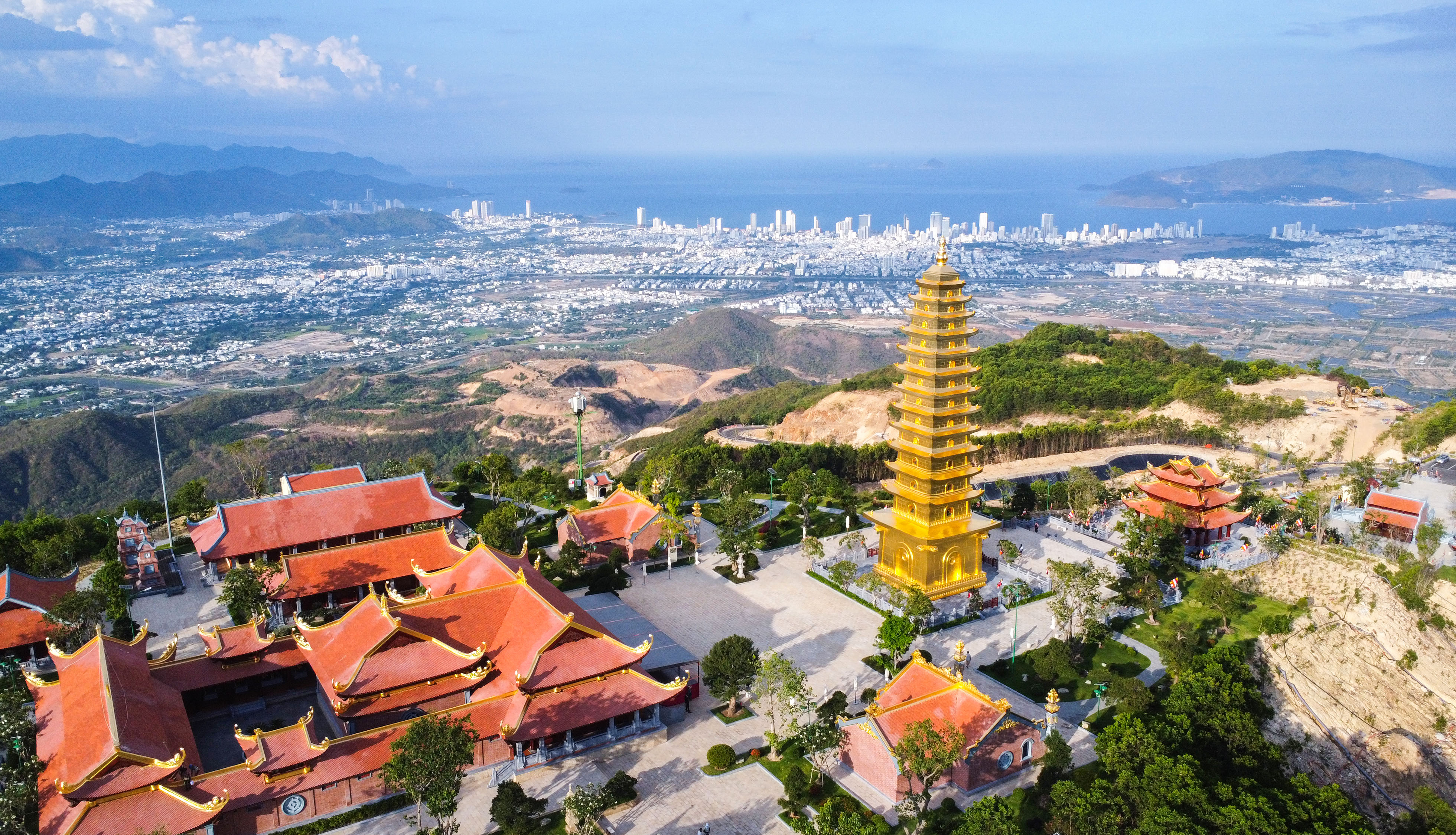 Bảo tháp 13 tầng vàng óng ánh trên đỉnh núi Chín Khúc