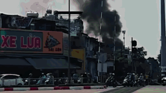 Nghi xì bình gas, căn nhà trên đường Phạm Văn Đồng bốc cháy