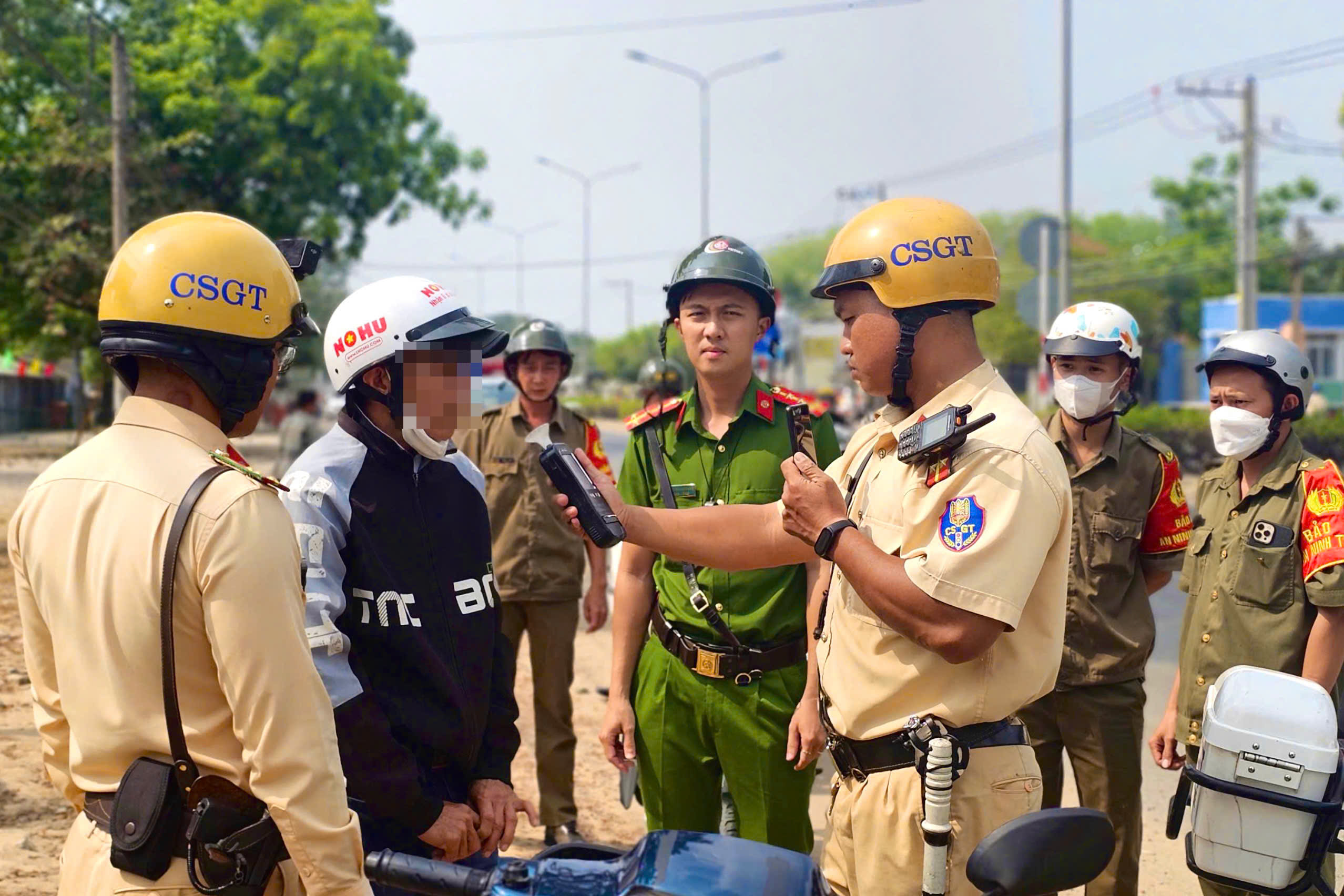 CSGT xử phạt nhiều trường hợp vi phạm nồng độ cồn trên tuyến ĐT744