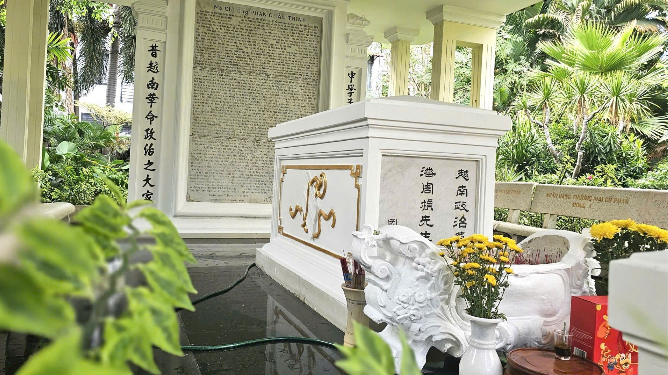 Lăng mộ cụ Phan Châu Trinh 100 năm tuổi giữa lòng TP.HCM