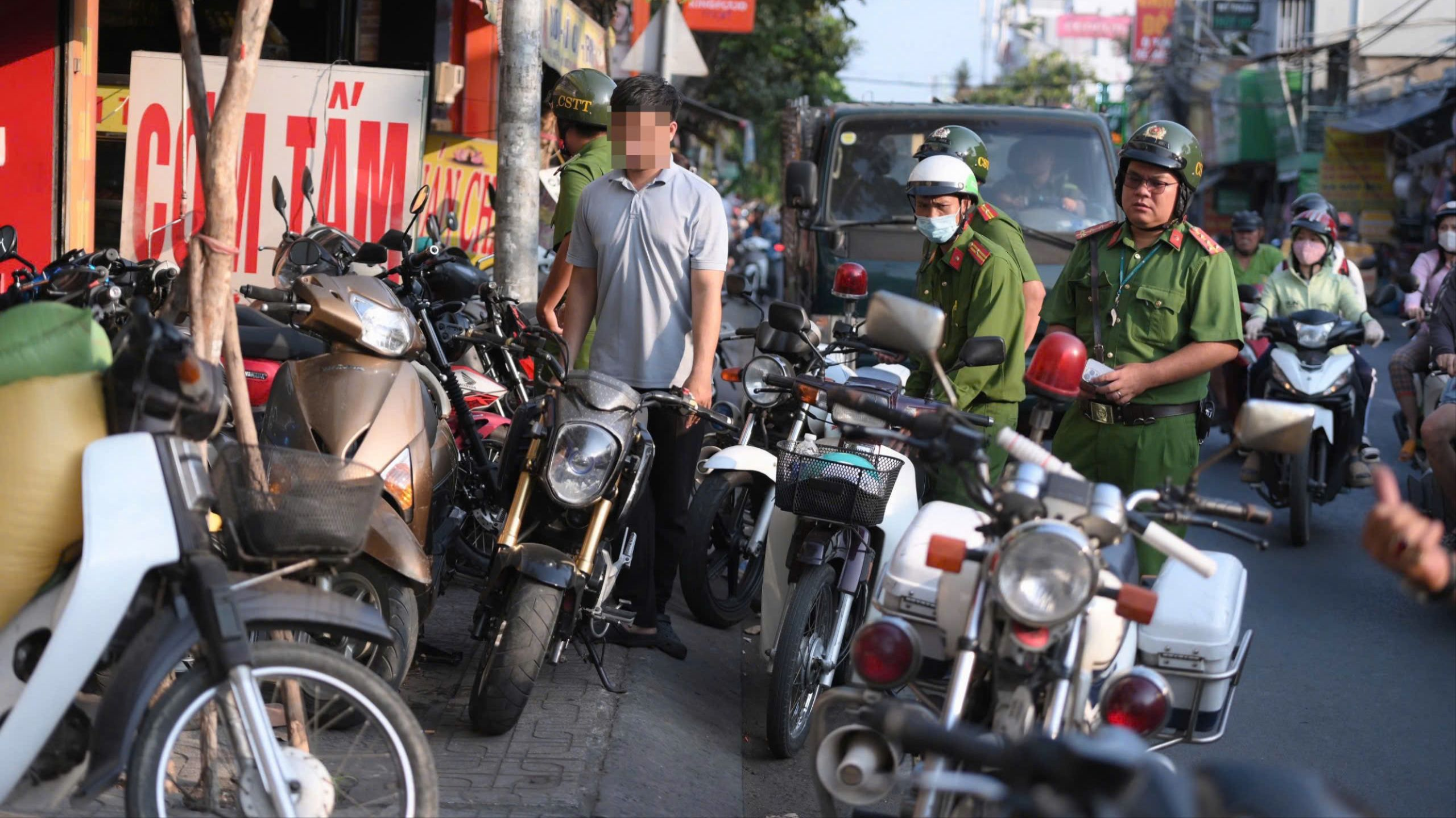 Ra quân xử lý lấn chiếm vỉa hè, lập lại trật tự giao thông khu vực đường Hiệp Bình