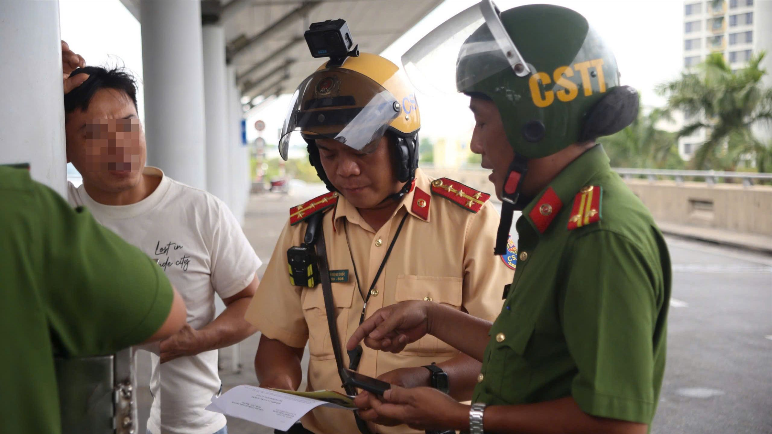 CSGT kiểm tra, xử lý dừng đỗ sai quy định tại sân bay Tân Sơn Nhất