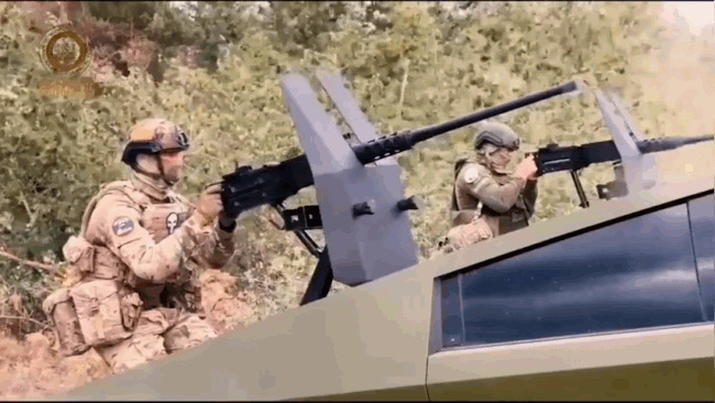 VIDEO: Nga gửi 2 xe điện Tesla Cybertruck có gắn súng máy ra chiến trường Ukraine