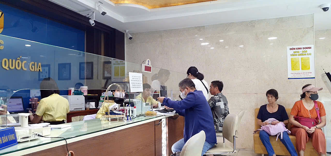 Khách hàng xếp hàng chờ gọi tên vào mua vàng miếng tại Công ty Vàng bạc Đá quý Sài Gòn (SJC) vào sáng 29-5.