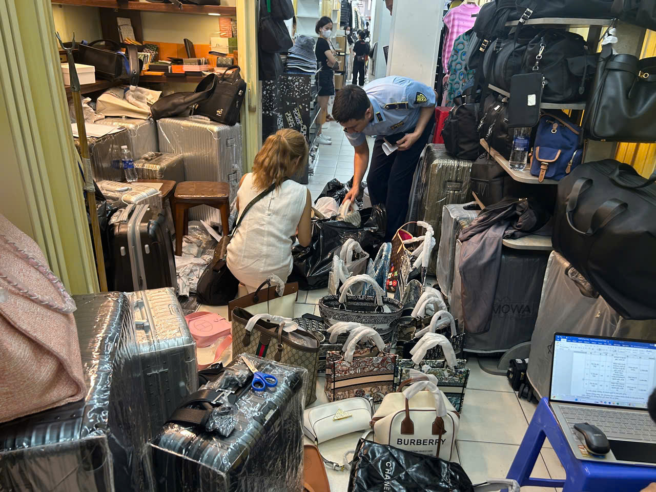 Cục Quản lý và Phát triển thị trường trong nước (Bộ Công thương) kiểm tra các cơ sở kinh doanh bên trong khu chợ Saigon Square. Ảnh: HỒNG THẮM