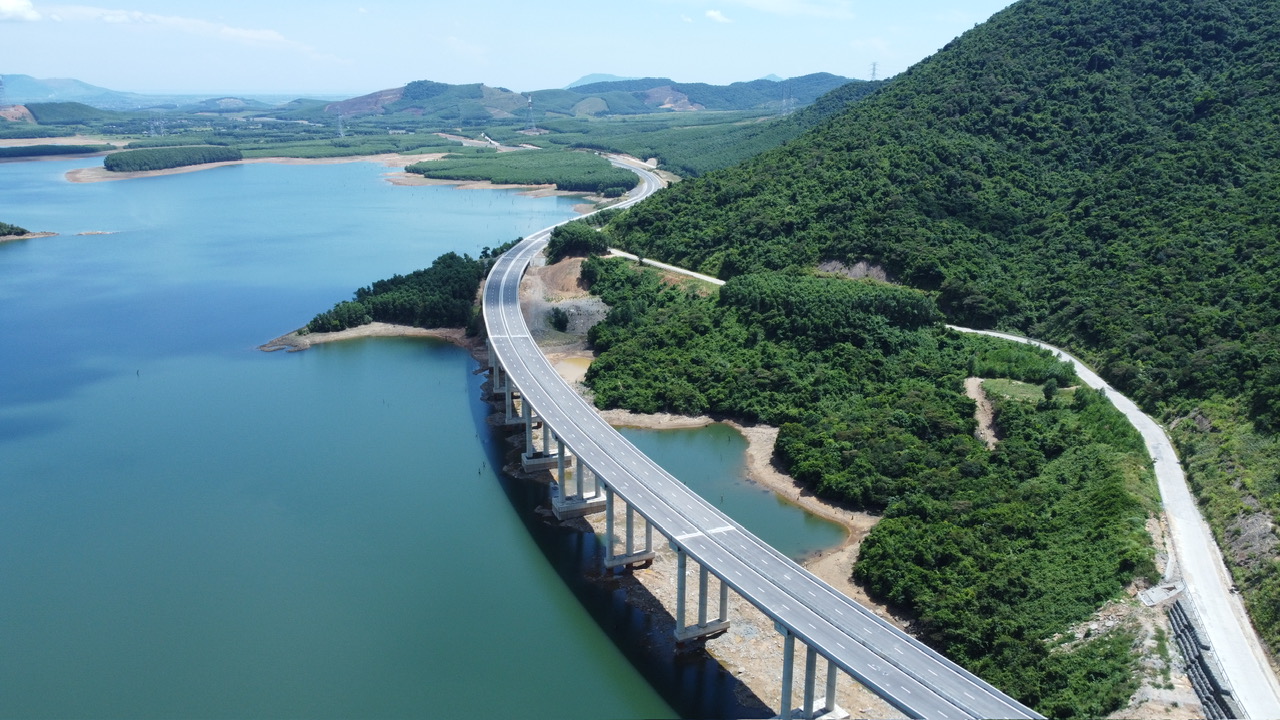 ‘Vượt nắng, thắng mưa’ nối thêm 221 km cao tốc Bắc - Nam dịp 2-9