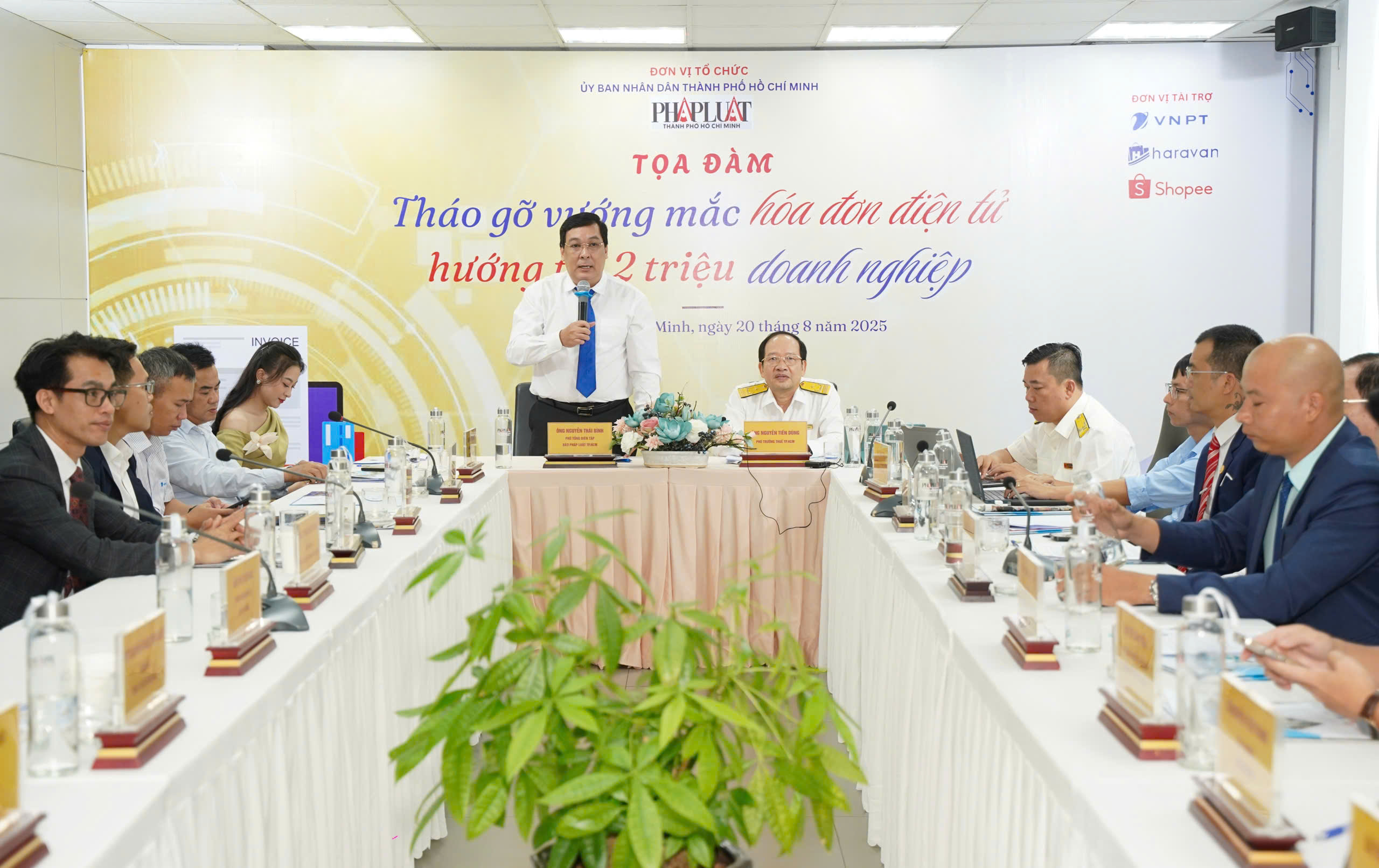 Toàn cảnh Tọa đàm “Tháo gỡ vướng mắc hóa đơn điện tử, hướng tới 2 triệu doanh nghiệp”. Ảnh: THUẬN VĂN