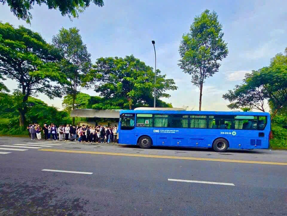 Vụ xe buýt 33 cắt lộ trình: Tăng thêm xe buýt, giải tỏa sinh viên tại KTX Khu B