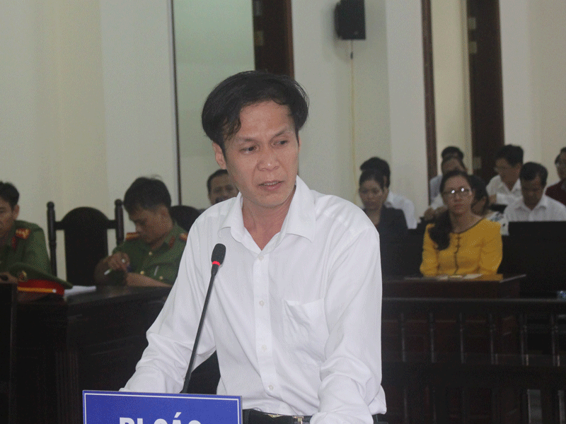 Luật sư bị tố chiếm đoạt 1 tỉ đồng bật khóc trước tòa