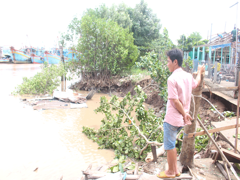 Sạt lở cuốn trôi hai căn nhà, hàng chục mét đất xuống sông