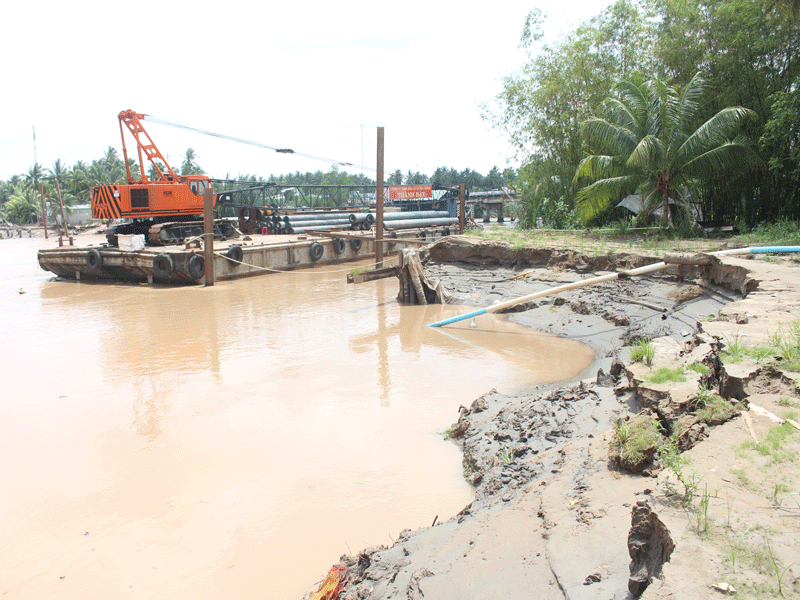 Bờ sông bất ngờ sạt lở vùi lấp người, phá hủy nhà dân