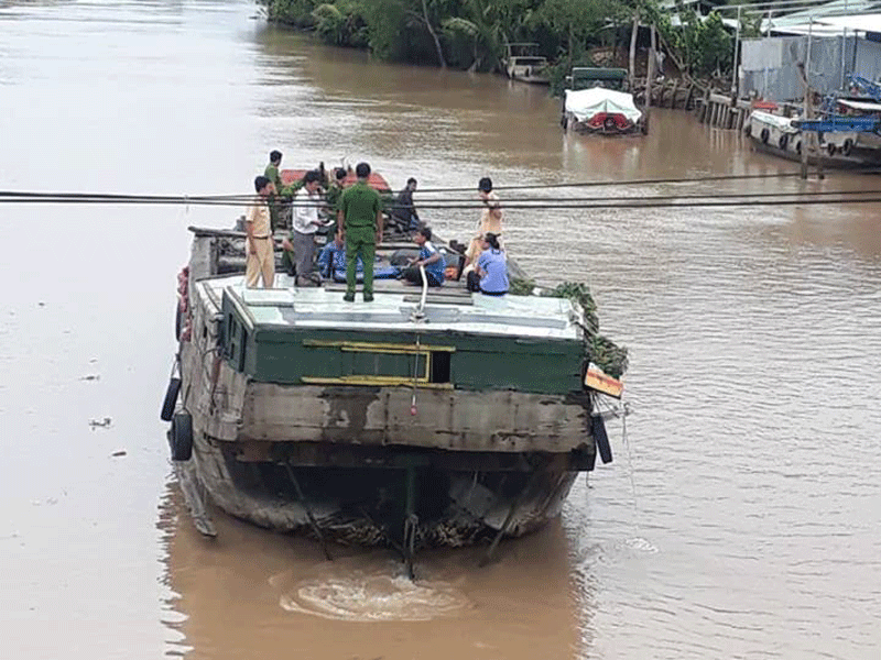 1 phụ nữ bị vướng dây cáp quang văng xuống sông mất tích