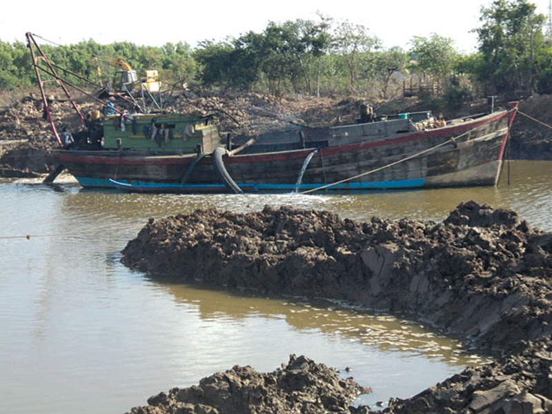 Doanh nghiệp vét cát đáy vuông tôm, chủ tịch huyện bị phê bình