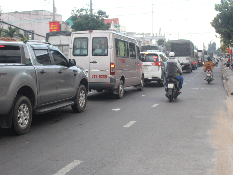 Xe nối đuôi nhau qua cầu Rạch Miễu dịp lễ Quốc khánh