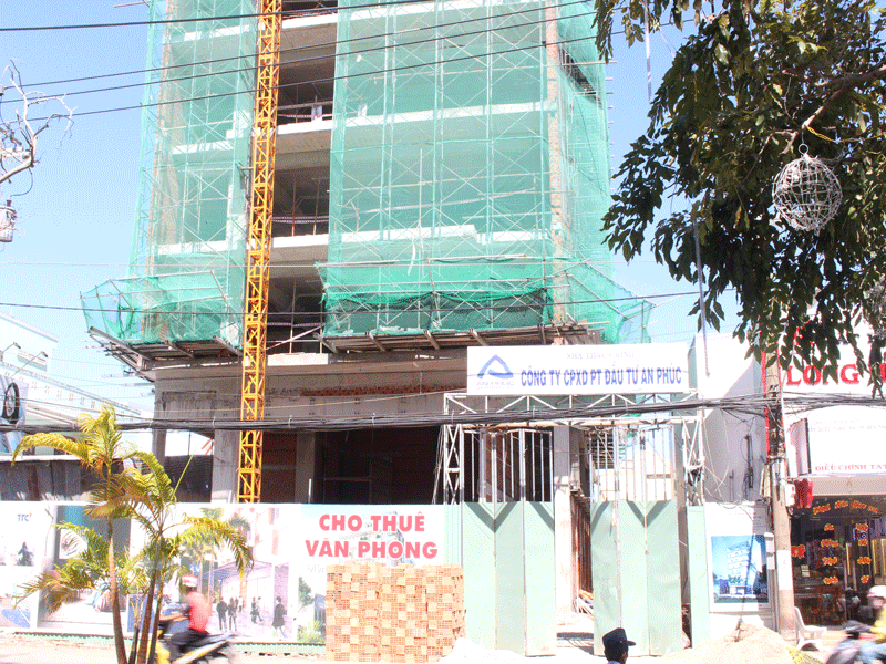 9 công nhân rơi tại công trình cao tầng ở Bến Tre