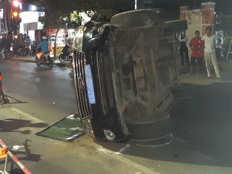 Ô tô biển xanh lật ngang sau va chạm với xe máy