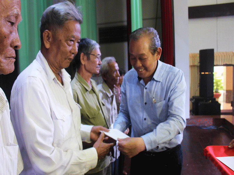 Phó Thủ tướng trao quà gần 800 triệu đồng tại Bến Tre