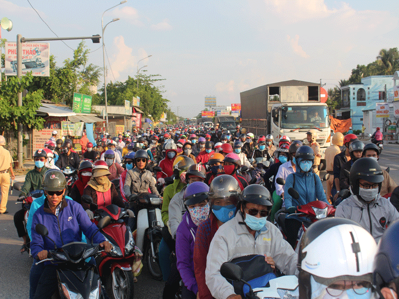 Đoàn xe nhích từng chút để lên cầu Rạch Miễu sau kỳ nghỉ lễ