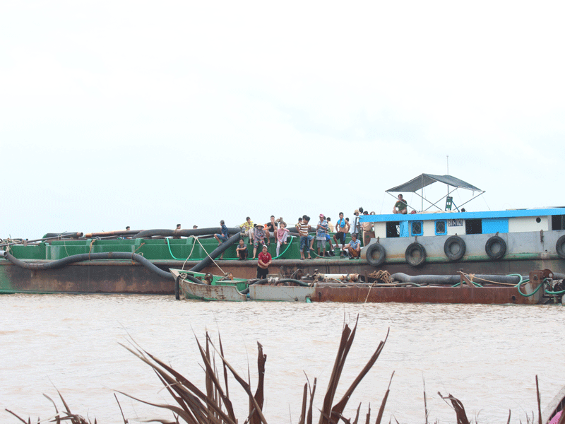 Phạt 150 triệu đồng 3 người trộm cát trên sông Cửa Đại
